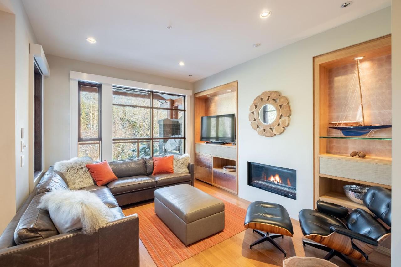 Fitzsimmons Walk By Outpost Whistler Villa Exterior photo