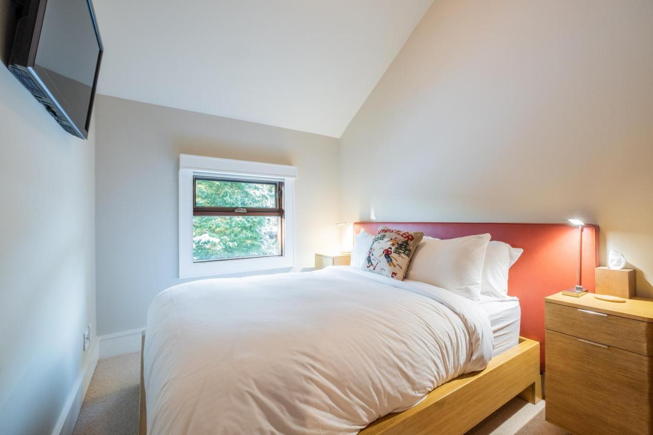 Fitzsimmons Walk By Outpost Whistler Villa Exterior photo