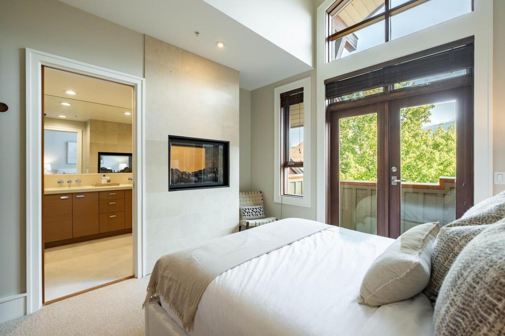 Fitzsimmons Walk By Outpost Whistler Villa Exterior photo